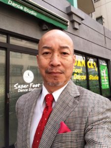 シュガーフット・ダンススタジオの前で